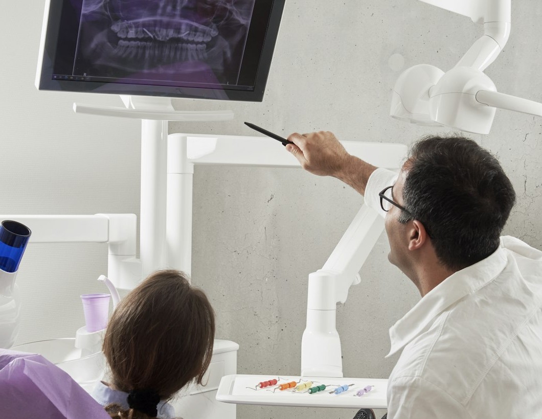 Consulta dental: odontólogo y monitor de diagnóstico (imagen demo)